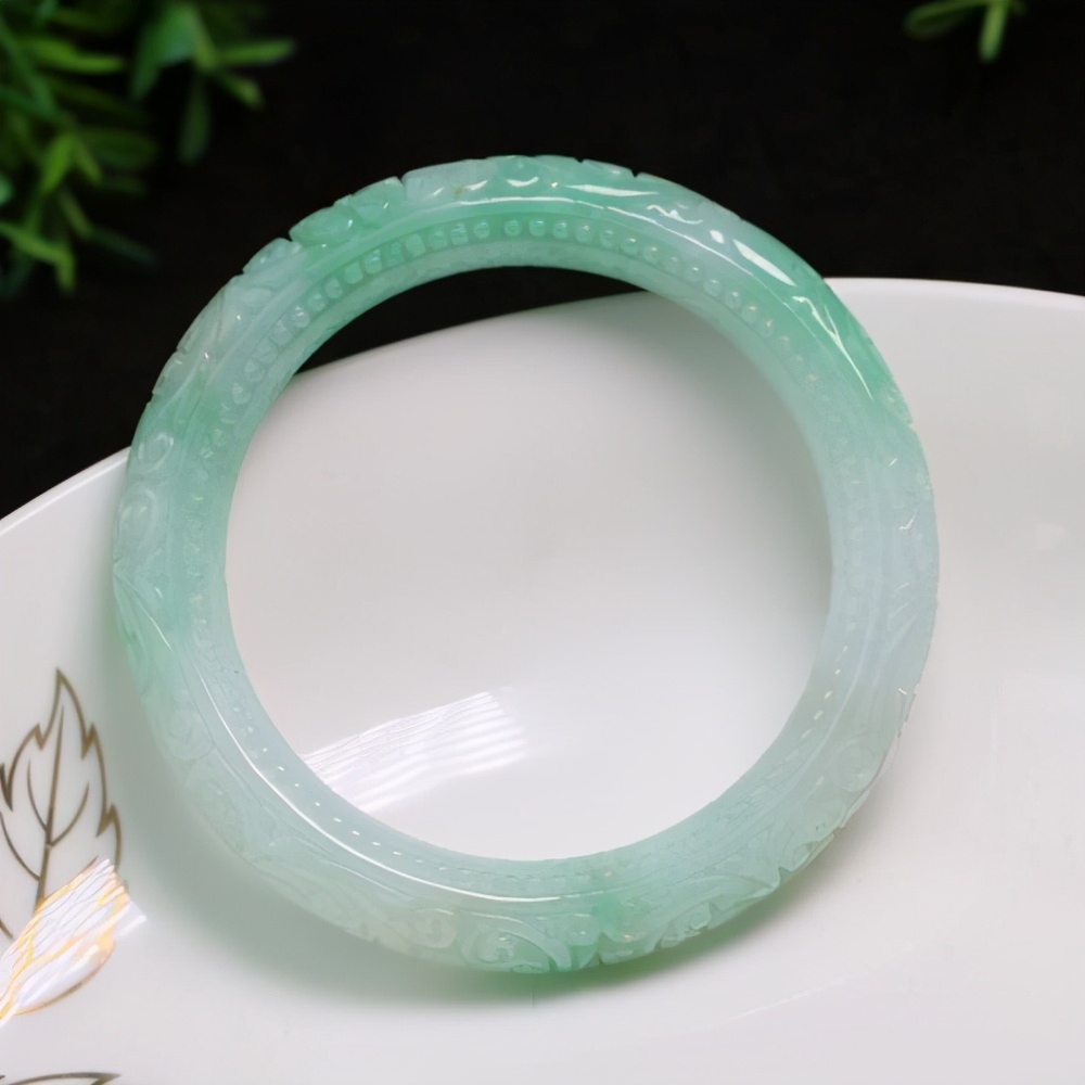 翡翠手镯怎么选比较好,翡翠手镯如何挑种水