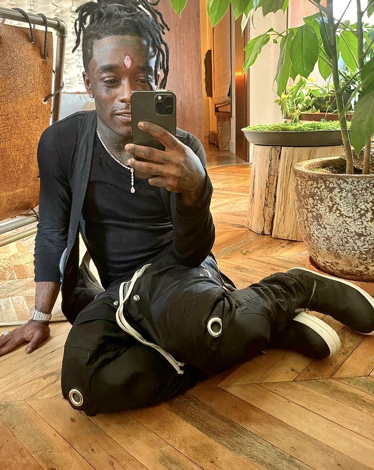 脑门上镶了亿元钻石的嘻哈青年，中二的他在想什么？