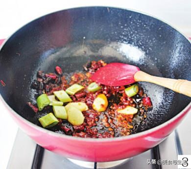 自制不辣小龙虾调料,自制小龙虾加什么配菜