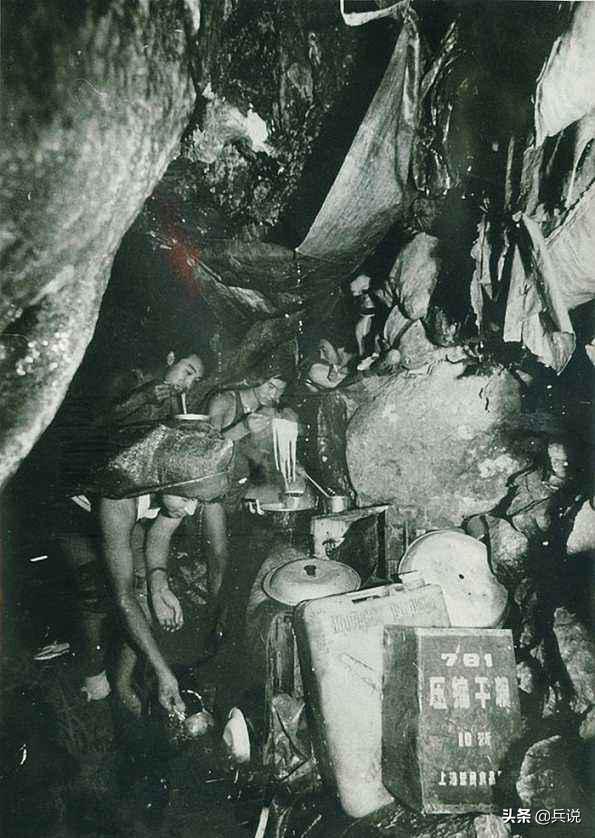 没有老鼠不叫猫耳洞:老山战士逮住2公斤大鼠,铁链拴起当宠物