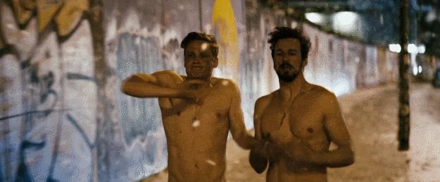 上来就一丝不挂，这部沙雕片儿让人笑出腹肌