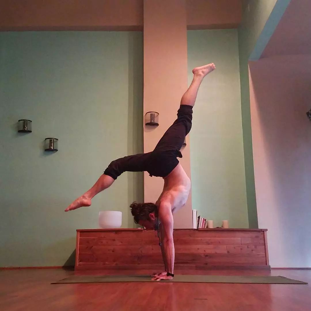 把厚外套穿了个遍，还是冻手冻脚，还差这些体式让身体“热”起来