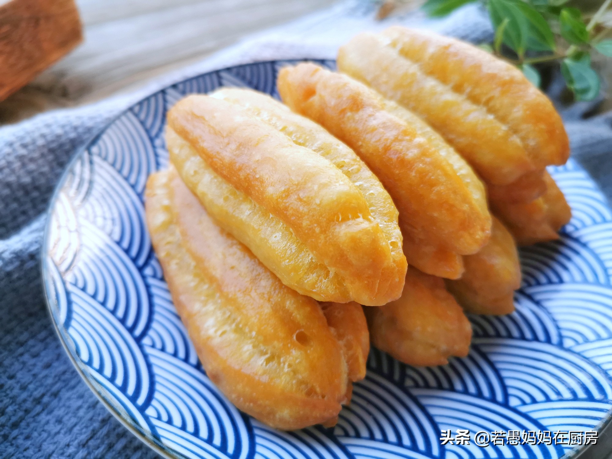 怎样在家做油条外酥里软,最健康油条做法外酥内嫩口感松软