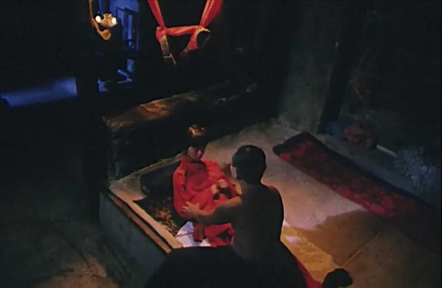 《裸血》：美貌少女成为男人复仇的工具，贪婪和蒙昧下无人能幸免