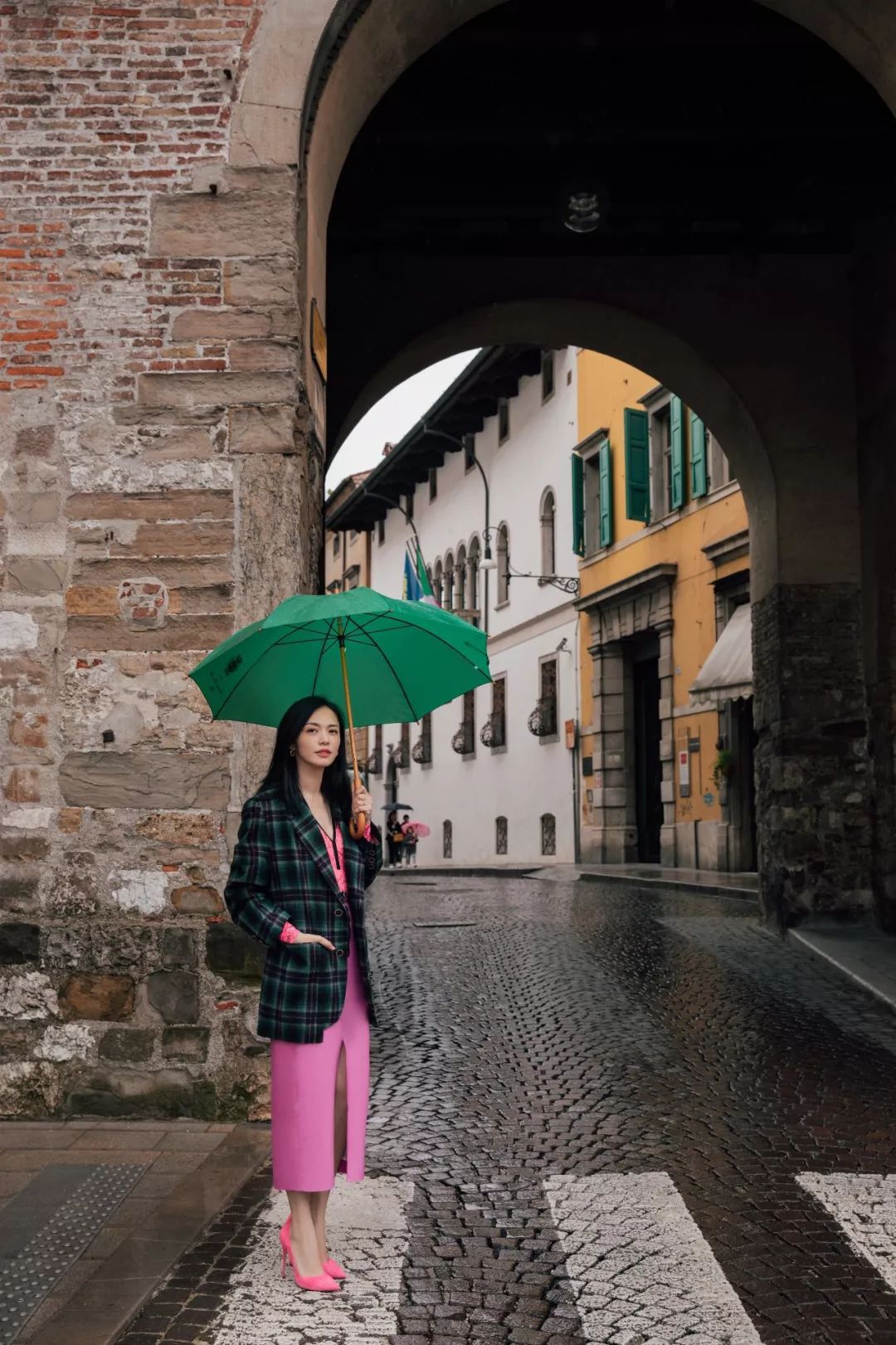 秦岚穿露脐装亮相又美又飒,秦岚深v礼服露背