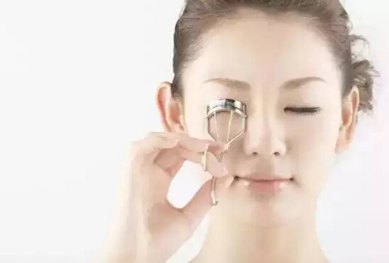 睫毛膏的刷法视频教程,哪个睫毛膏刷出来浓密不晕染