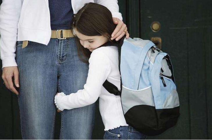 孩子太粘人一个多月不去上幼儿园，家长拿黏人的孩子该怎么办？