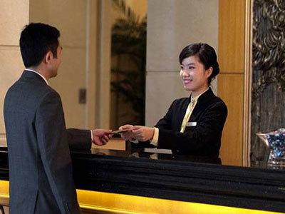 为什么酒店前台工资低还蛮多人做,酒店前台需要熬夜吗