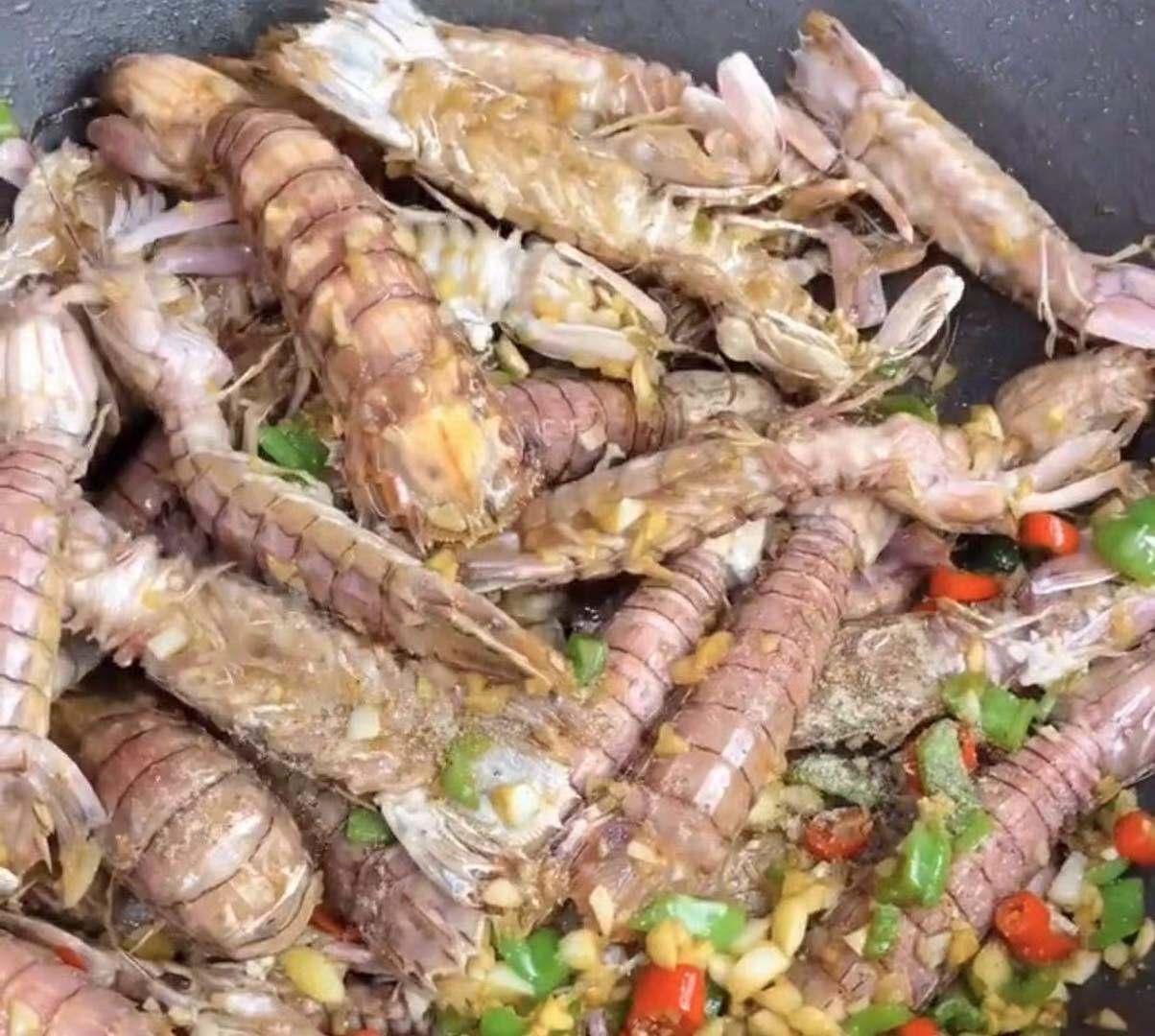 椒盐皮皮虾很入味直接上手扒开吃,椒盐皮皮虾的最全做法