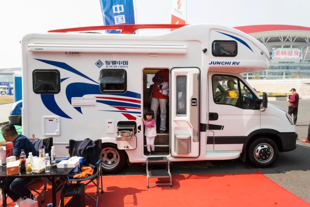 骏驰依维柯c型纵置床房车,2.98米的子母床c型依维柯房车