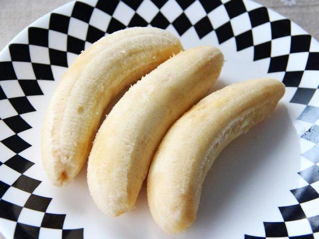 把香蕉放到微波炉里面会怎么样,香蕉放到微波炉里加热会怎么样