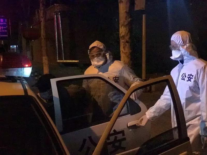 民警两次背起老人就医,民警雪中背起陌生老太太