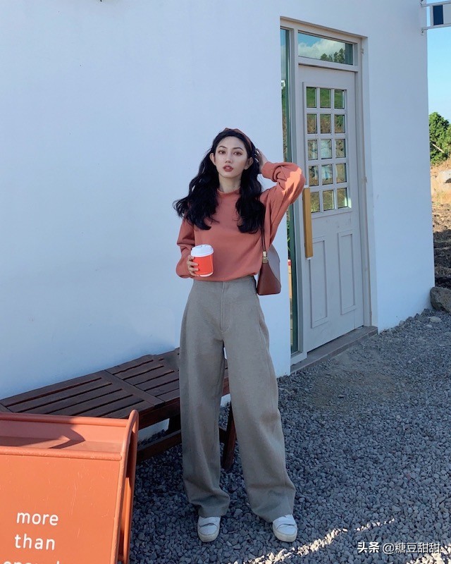 现在的女孩子阔腿裤穿搭中长卫衣,2019穿卫衣阔腿裤气质又有女人味