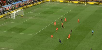 足球中场大师巴塞罗那,近几年退役的中场大师