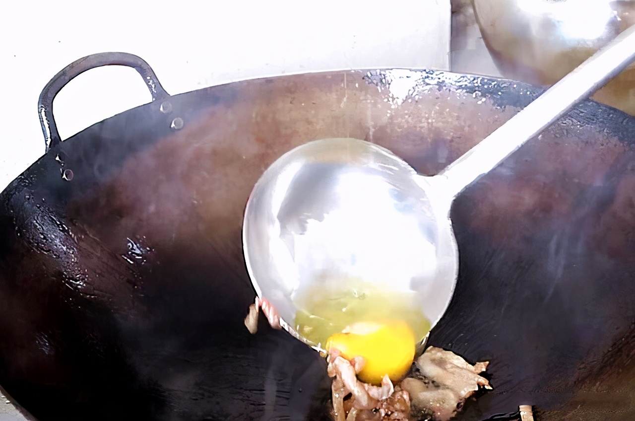 炒粉怎么炒才会不粘锅,炒干粉怎么不会碎