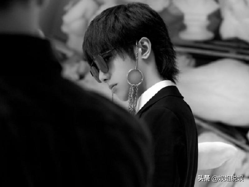 有种“整容”叫华晨宇戴眼镜，本以为变化不大，谁知帅成霸道总裁