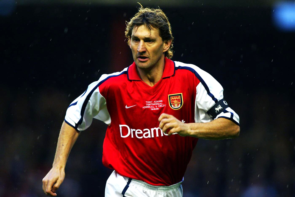 英超第一位亚洲队长,40岁英超传奇队长