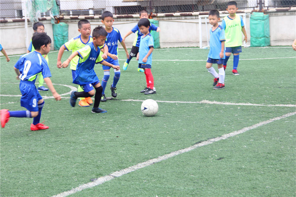 昆明少儿足球训练日志：抬头观察的习惯如何养成