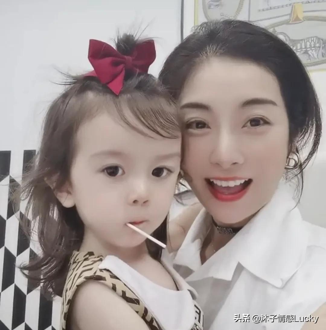 28岁怀孕三胞胎现状,未婚妈妈生下混血3胞胎新闻