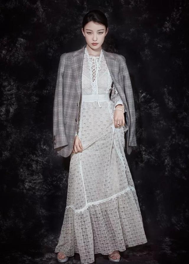 西装配裙子适合哪种发型,中长西装配什么裙子好看