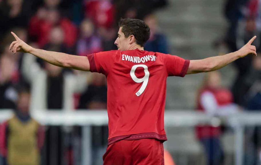 莱万德国杯帽子戏法拜仁,德国足球先生集锦