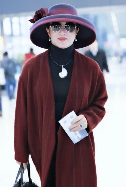 奔五的姐姐,奔五女性穿大衣怎么穿时尚又简约