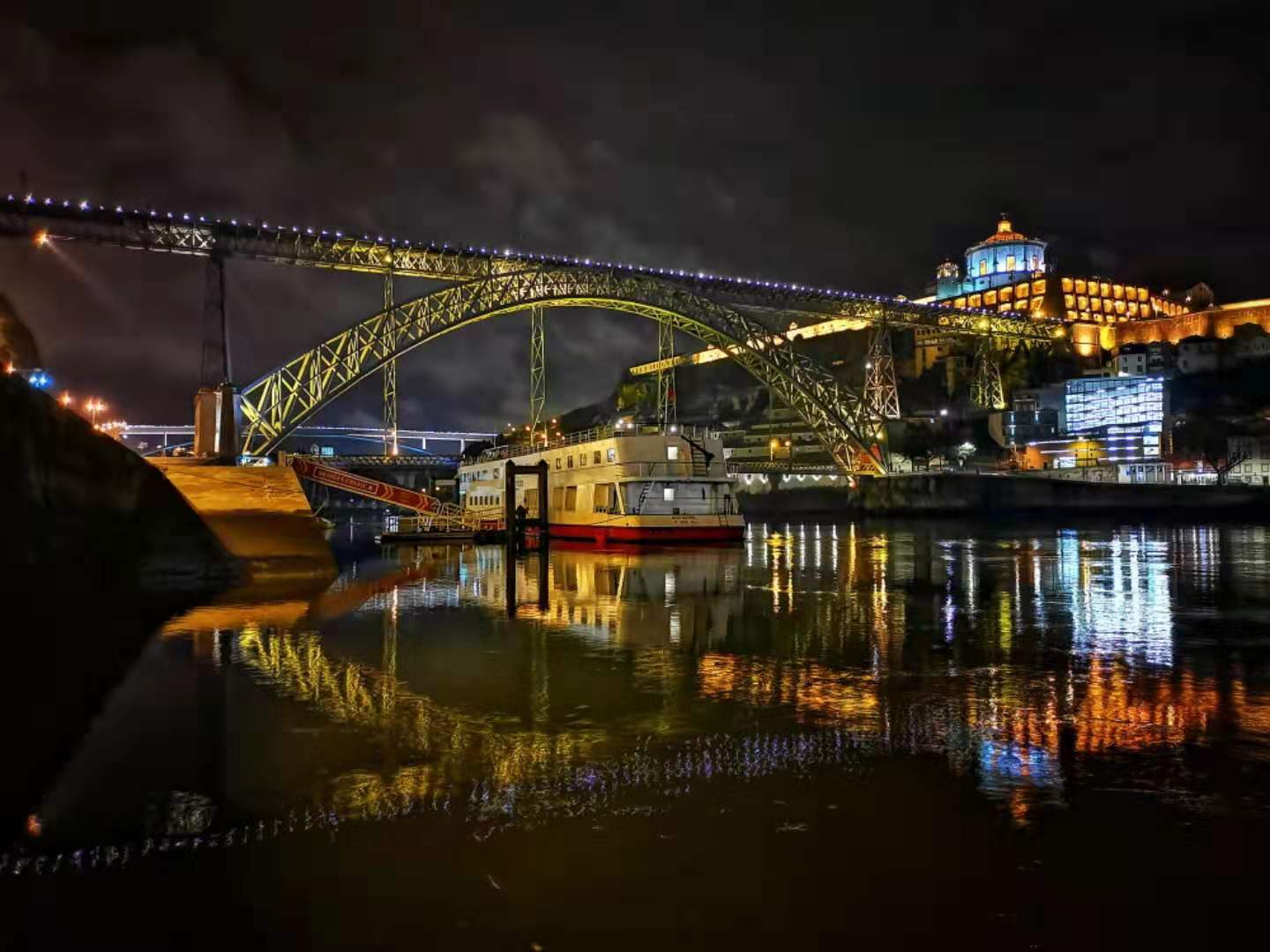 波尔图葡萄牙名城,雨夜漫步