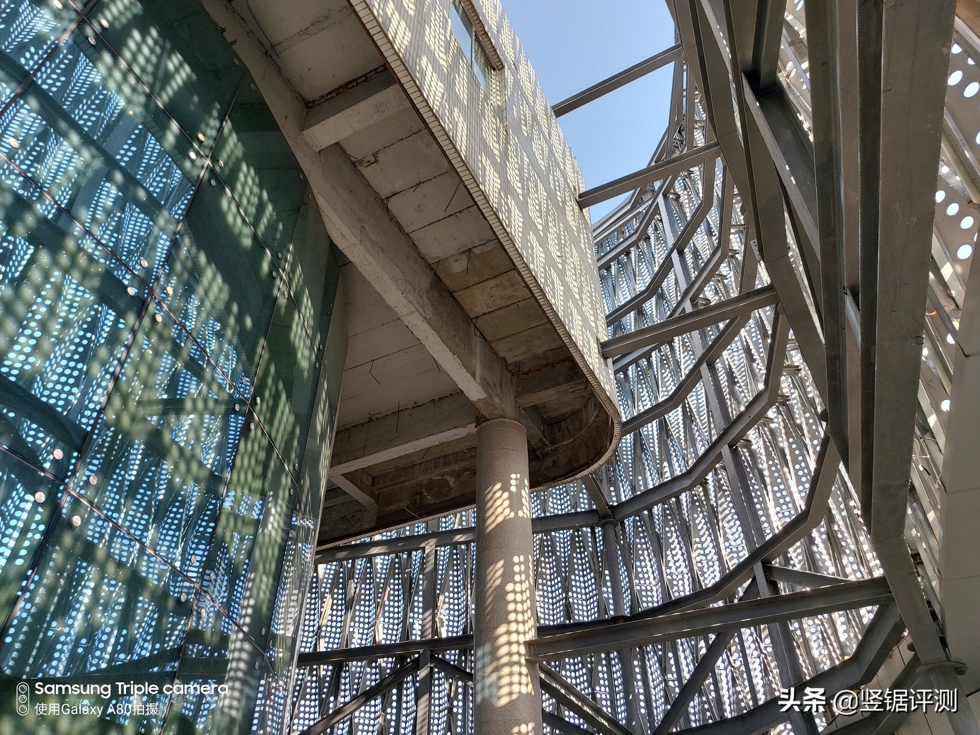 三星A80深度评测，6.7英寸全面屏，旋转摄像头设计