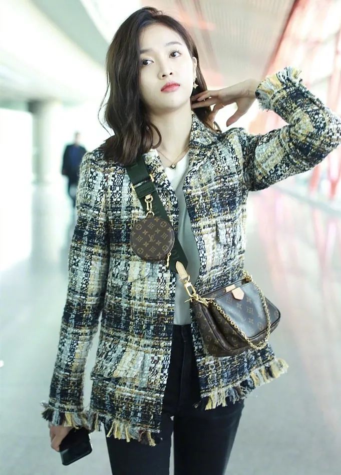 肩膀又宽又厚应该如何有效改善,肩膀又宽又厚的女生怎样穿衣搭配