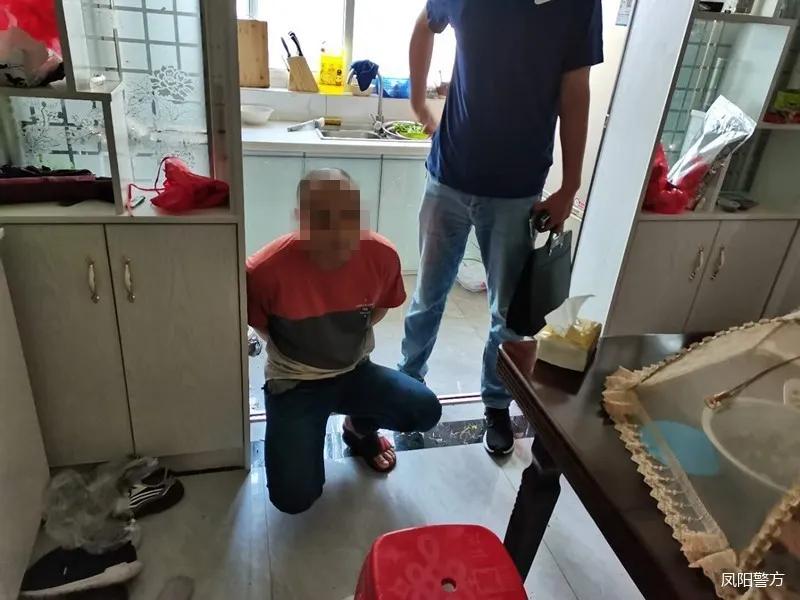 警方捣毁卖谣窝点现场视频,捣毁网络贩枪团伙