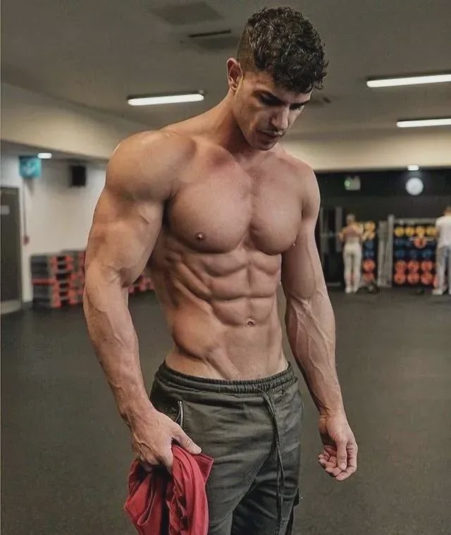 在家没器械?一根弹力绳练成蝴蝶肌!