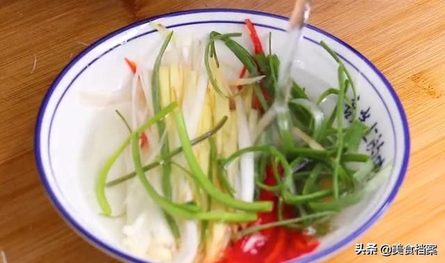 清蒸鲳鱼怎么做法比较好吃,清蒸五彩鲳鱼的做法和步骤