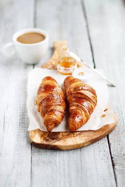 不会面点怎么开面包店,教你做香甜暄软的羊角面包