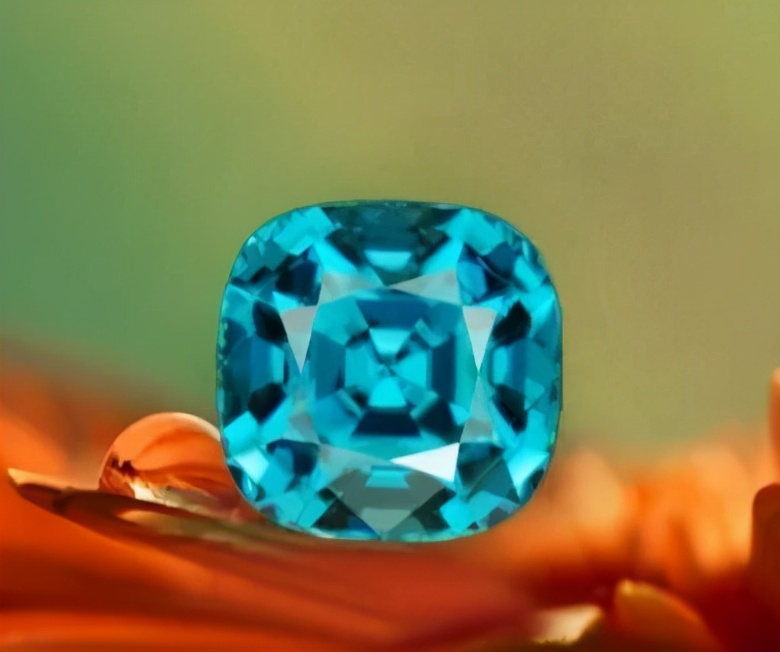 天然锆石与合成锆石区分,锆石和钻石能一眼看出区别吗