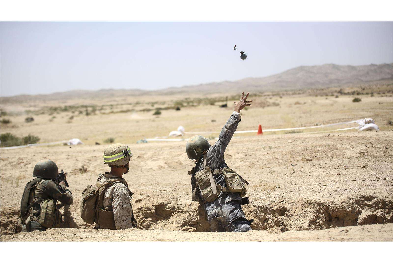 卧倒真的能躲避手榴弹弹片吗,155毫米榴弹卧倒有用吗