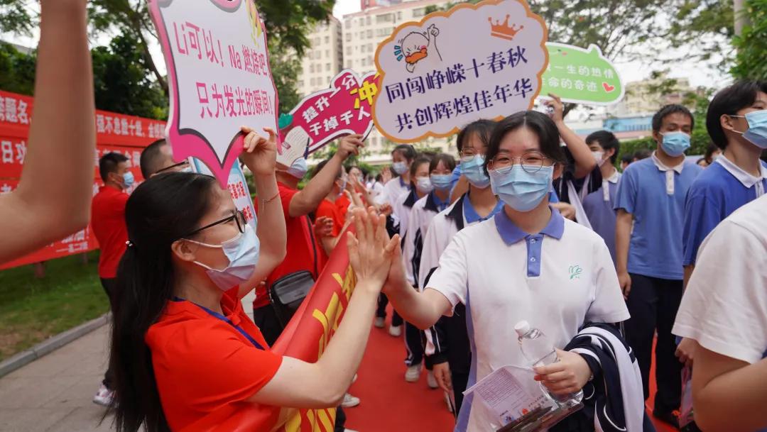 萌娃、萌宠纷纷抢镜!今年高考作文,深圳学生躺赢?