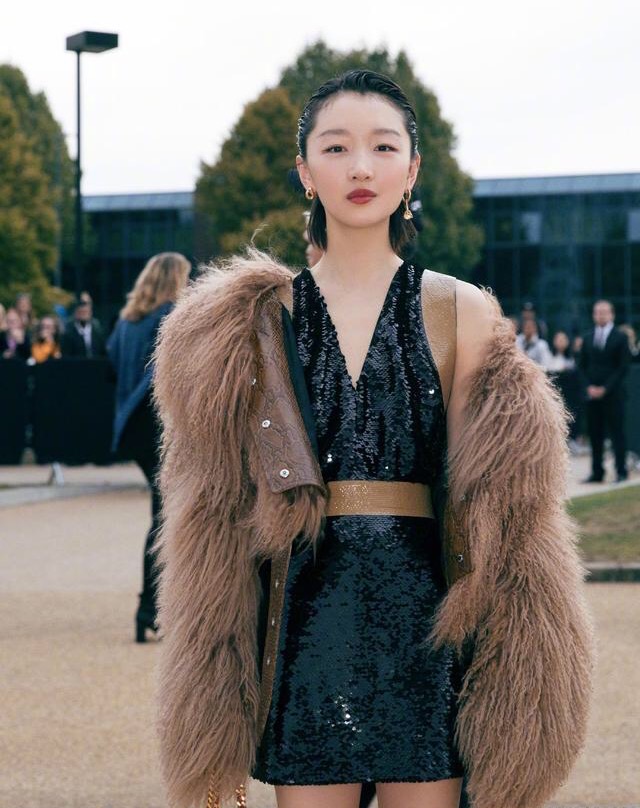 最丑谋女郎？1米6周冬雨划重点示范，“平平无奇”也能气场十足