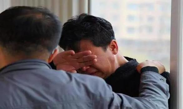 孕妈生孩子孕爸心疼哭,孕妈生下遗腹子公婆突然下跪