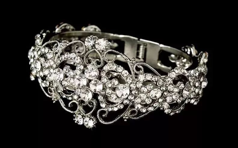 属兔的本命年戴金的还是戴银的好,2024年本命年适合戴金还是戴银