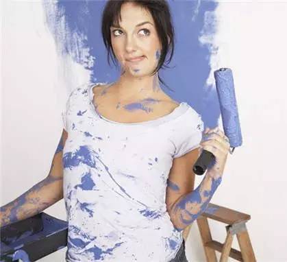 白衣服有污渍如何处理,衣服上的顽固污渍怎么处理