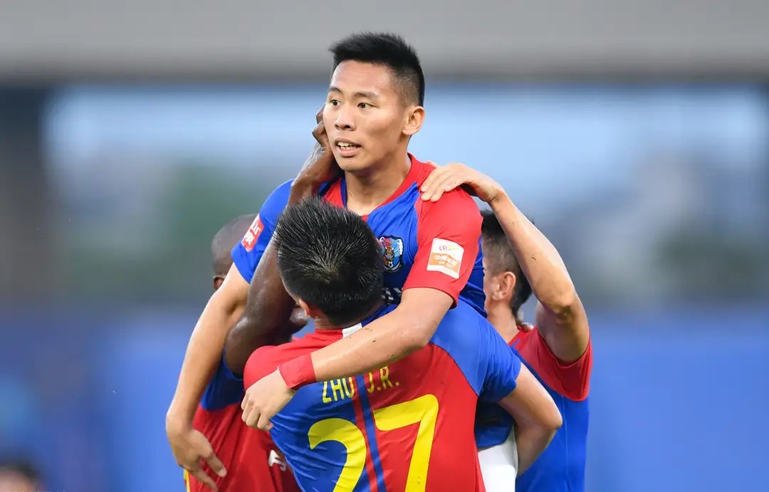 大器晚成足球运动员中后卫,大器晚成的国内足球球员