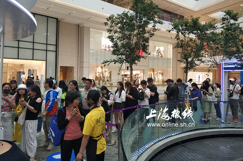 上海市民又疯狂了为了买这杯奶茶排4小时的队喜茶发来贺电
