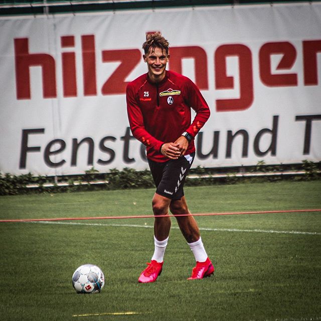 新晋德国国脚中卫科赫，弗莱堡后防线上的罗宾侠