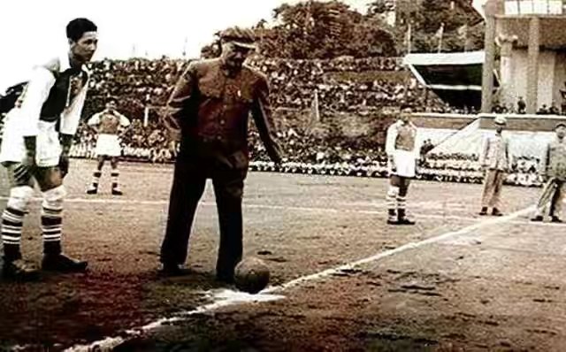 1964年，国足惨败，贺龙一气之下解散国足