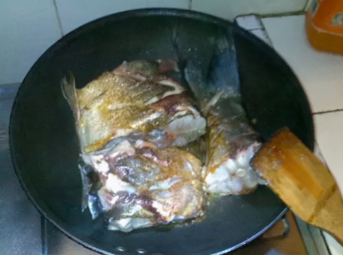 炖鱼放什么料去腥味,白开水炖鱼怎么去腥