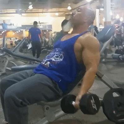 60岁大爷体重70公斤卧推110公斤,50岁大爷深蹲