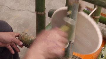 中国老爷爷给孙子做的神奇玩具,老外看中国爷爷给孙子做玩具