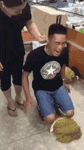 去按脚碰到前女友，怎么化解尴尬