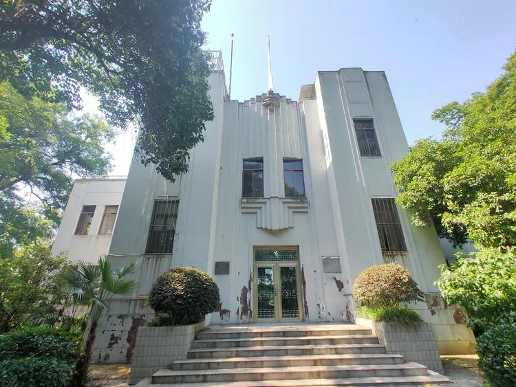 曾作为禁地，与外界隔绝二百六十多年的“玄武湖”，今日锣鼓喧天