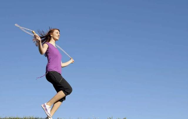 为何跳绳是「运动之王」？医生说出实情，坚持跳绳，或有3个好处